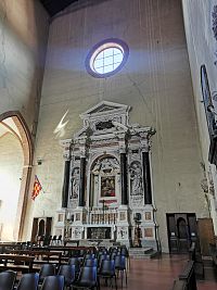 jeden z bočných oltárov