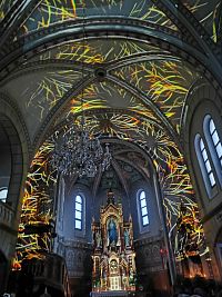 nasvietaný oltár a strop