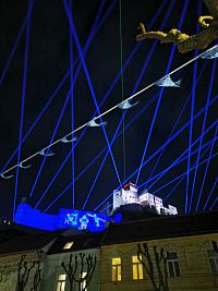 večerná svetelná šou