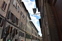 domy lemujúce uličku