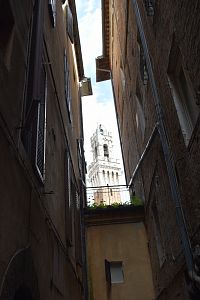 pohľad z uličky na baziliku