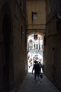 pohľad z uličky na námestie Piazza del Campo