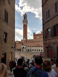 pohľad z ulice Via di Ciffá na jedno z najkrajších námestí svet Piazza del Campo