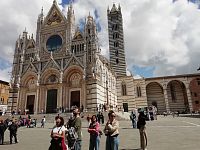 námestie Piazza del Duomo s bazilikou