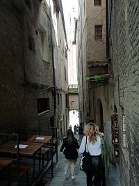 jedna z úzkych uličiek