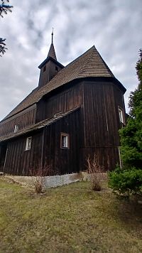 jednoloďová gotická stavba s polygonálnym uzavretým presbytériom