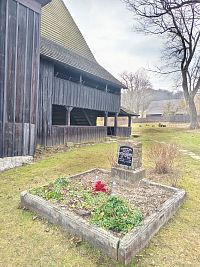 hrob pri kostole ako pietna spomienka na bývalý cintorín, ktorý býval okolo kostola