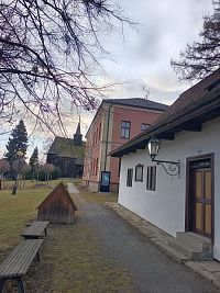 v popredí rodný dom palackého, oranžová budova je obecný úrad a za ním kostol sv. Ondreja