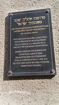 pamätná tabuľa umiestnená na budovu v roku 1992
