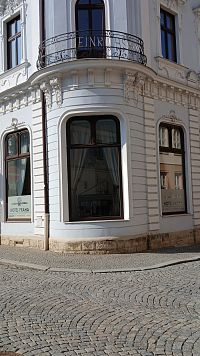 roh budovy v minulosti nazývaný Heinrichshof, toto meno sa nachádza aj na balkóne