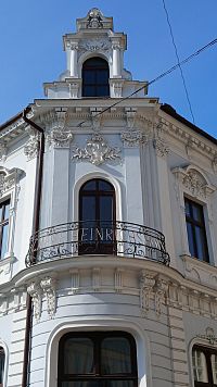 horná, najviac vyzdobená časť rohu budovy