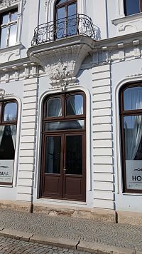 vchod a nad ním balkón