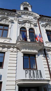 hotel Praha, rokoch 1906 - 1907 k pôvodnej kaviarni pristavili hotelovú časť