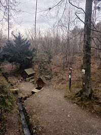 pohľad na dva pramene z mostíka a pokračujeme k tretiemu prameňu