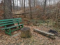 lavička pri prameni