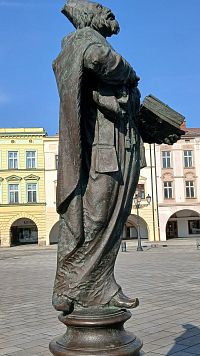 bočný pohľad na sochu sv. mikuláša, ktorý drží knihu, jeden z atribútov