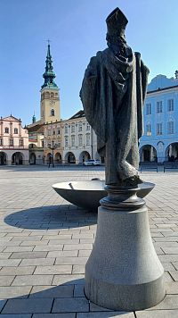 socha na námestí a veža kostola