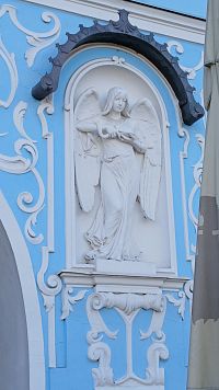 Biely anjel umiestnený v nike domu