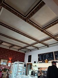 cukráreň s dreveným kazetovým stropom