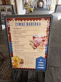 zimná ponuka kaviarne nachádzajúcej sa na poschodí
