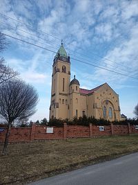 kostol s ohradným múrom