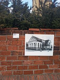 výstava historických fotografii na múre