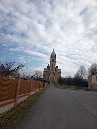 príchod ku kostolu, ktorý je od roku 1999 zapísany ako kultúrna pamiatka