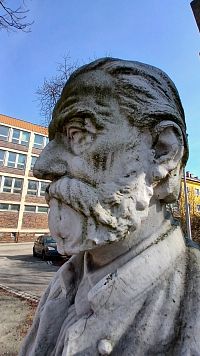 socha Bedřicha Smetanu pri vstupe do rovnomenného parku