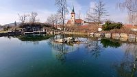 pohľad z lavičky na jazierko a kostol