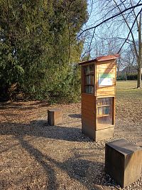 pekná knihovnička aj s malými stolíkmi na sedenie