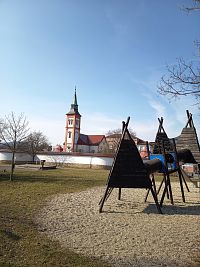 detské ihrisko pod jazierkom, nad kostolom