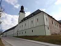 predná časť kaštiaľa má už vynovenú fasádu, ale na ďalších častiach kaštiaľa je ješte veľa prác