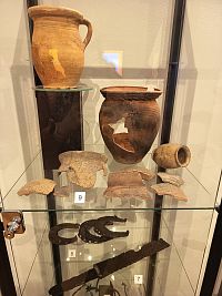 hlinené nádoby železné predmety nájdené v okolí