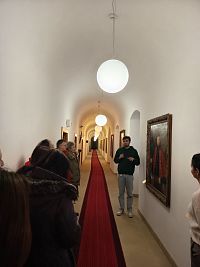 sprievodca nás oboznamuje s majiteľmi kaštieľa