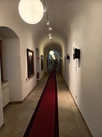 pohľad na chodbu s portrétmi majiteľov kaštieľa rodu Ilešhazi a Sina