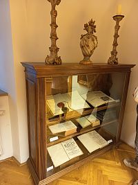 v kaštieli sa nachádzalo veľa kníh