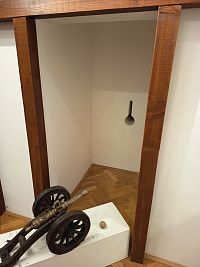 pôvodne tu boli strelne, kaštieľ slúžil aj ako obranná budova pred vpádom nepriateľa