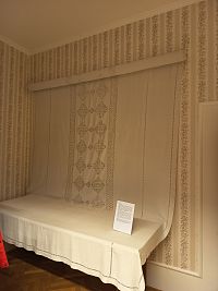 obrus vyšitý spolkom na svadbu grófky Ifigénie d´Harcourt