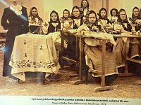 výšivkárky dubnickej pobočky spolku Izabella v Dubnickom kaštieli zo začiatku 20.storočia