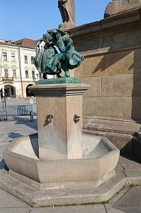 kašna so soškou Tancujúci sedliaci