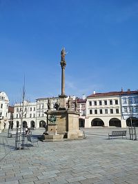 morový stĺp a pred ním kašna so súsoším