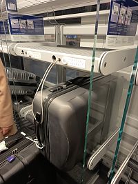 veľký kufor uložení v úschovni vo vlaku