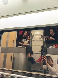 foto v okne, štvrté lôžko je prázdne, zatiaľ zatvorené