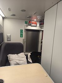 lôžko so stolíkom