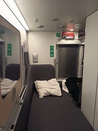 lôžko so stolíkom momentálne slúžiacim ako zrkadlo