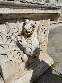 detail výzdoby pri schodisku