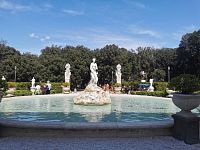 fontána v parčíku