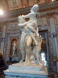 Únos Proserpíny od Berniniho, ktorú vytvoril ako 23 ročný, socha sa nachádza v Sieni cisárov