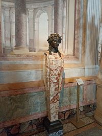 táto socha sa veľmi páčila mame, zaujala ju farebnosť použitého mramoru