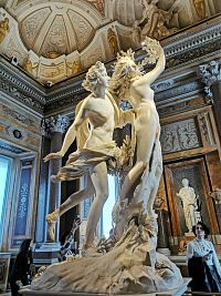 krásna socha Apolón a Dafne